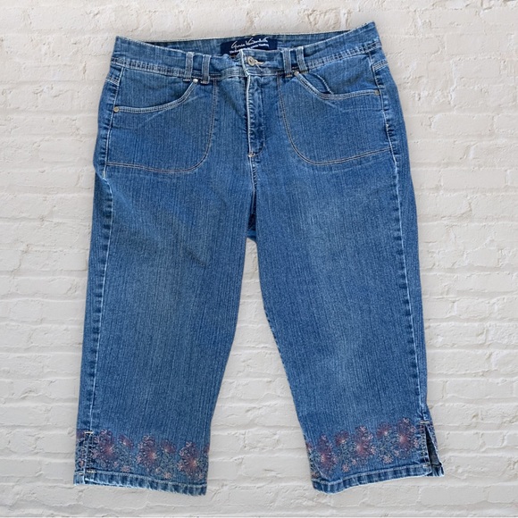 Gloria Vanderbilt Denim - 4/$20 GLORIA VANDERBILT Embroidered “Amanda” Jean Capris